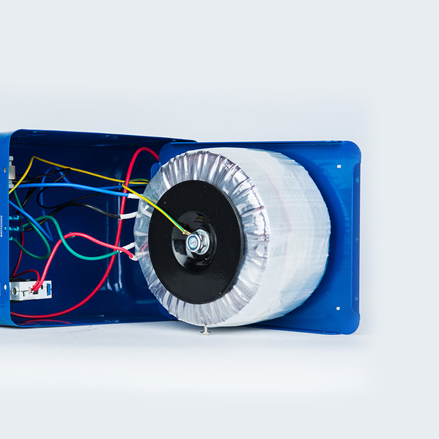 Transformateur booster 2000 VA en cuivre pur de qualit&eacute; industrielle, conversion de tension efficace de 110 V &agrave; 220 V, pour r&eacute;pondre aux besoins d'alimentation multi-&eacute;quipements.