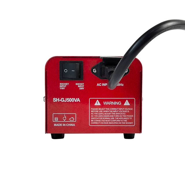 500 VA monitoimimuuntaja Se tukee j&auml;nnitteen muuntamista 220 V:sta 110 V:iin ja 110 V:sta 220 V:iin, joten se soveltuu s&auml;hk&ouml;laitteiden rajatylitt&auml;v&auml;&auml;n k&auml;ytt&ouml;&ouml;n maailmanlaajuisesti.